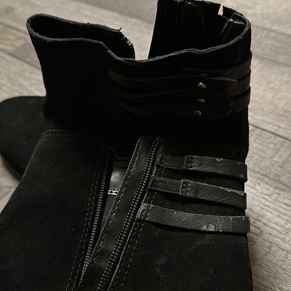 Boots - Picture 7 of 7